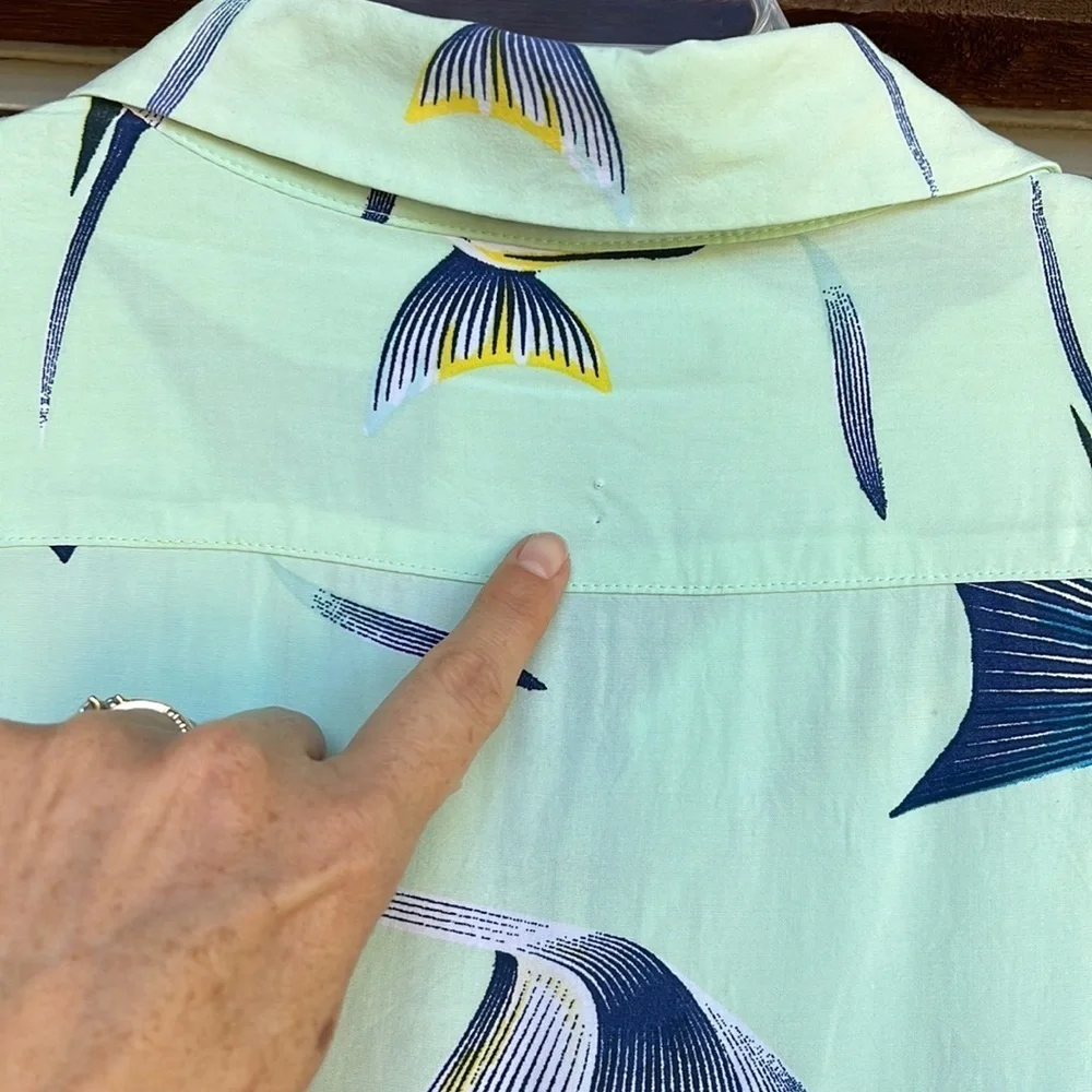 Banana Republic Men’s Slim Fit Fish Novelty Print Light Green ButtonDown Shirt M